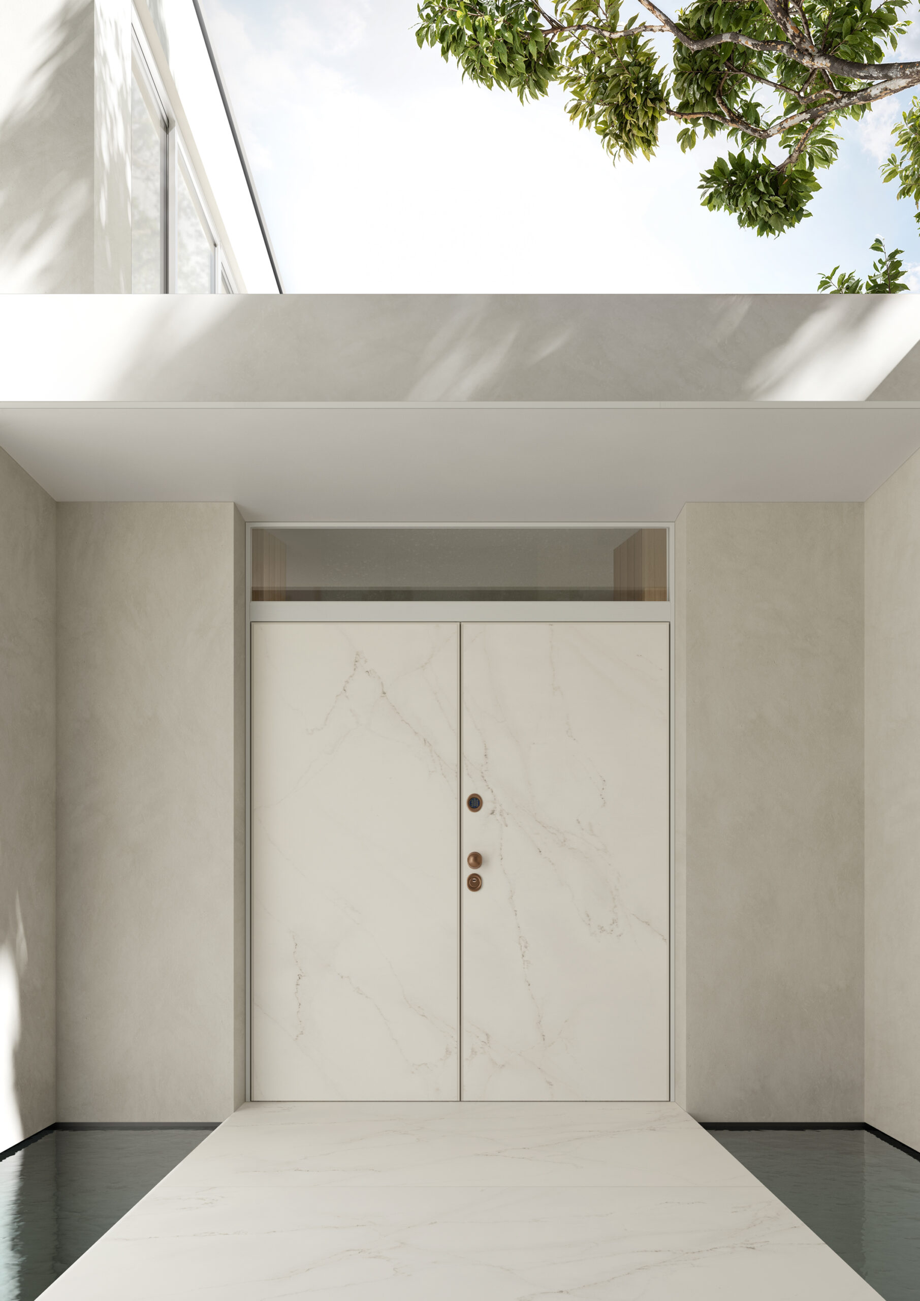 Porta in marmo bianco con serrature dorate e finitura elegante, inserita in ambiente minimalista con luce naturale e pareti in intonaco chiaro