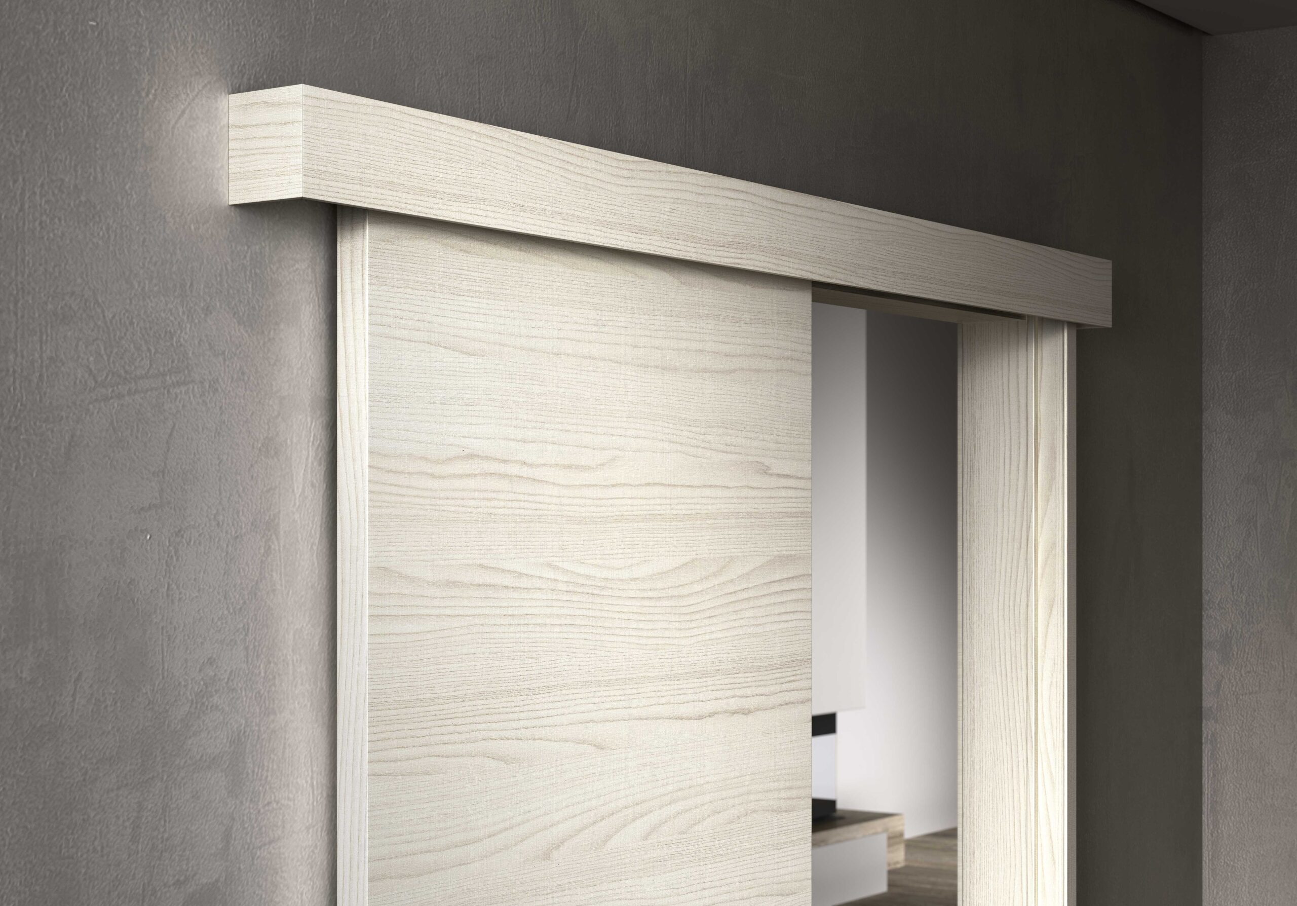 Porta scorrevole in legno chiaro con finitura moderna installata su parete grigia, elegante e minimalista