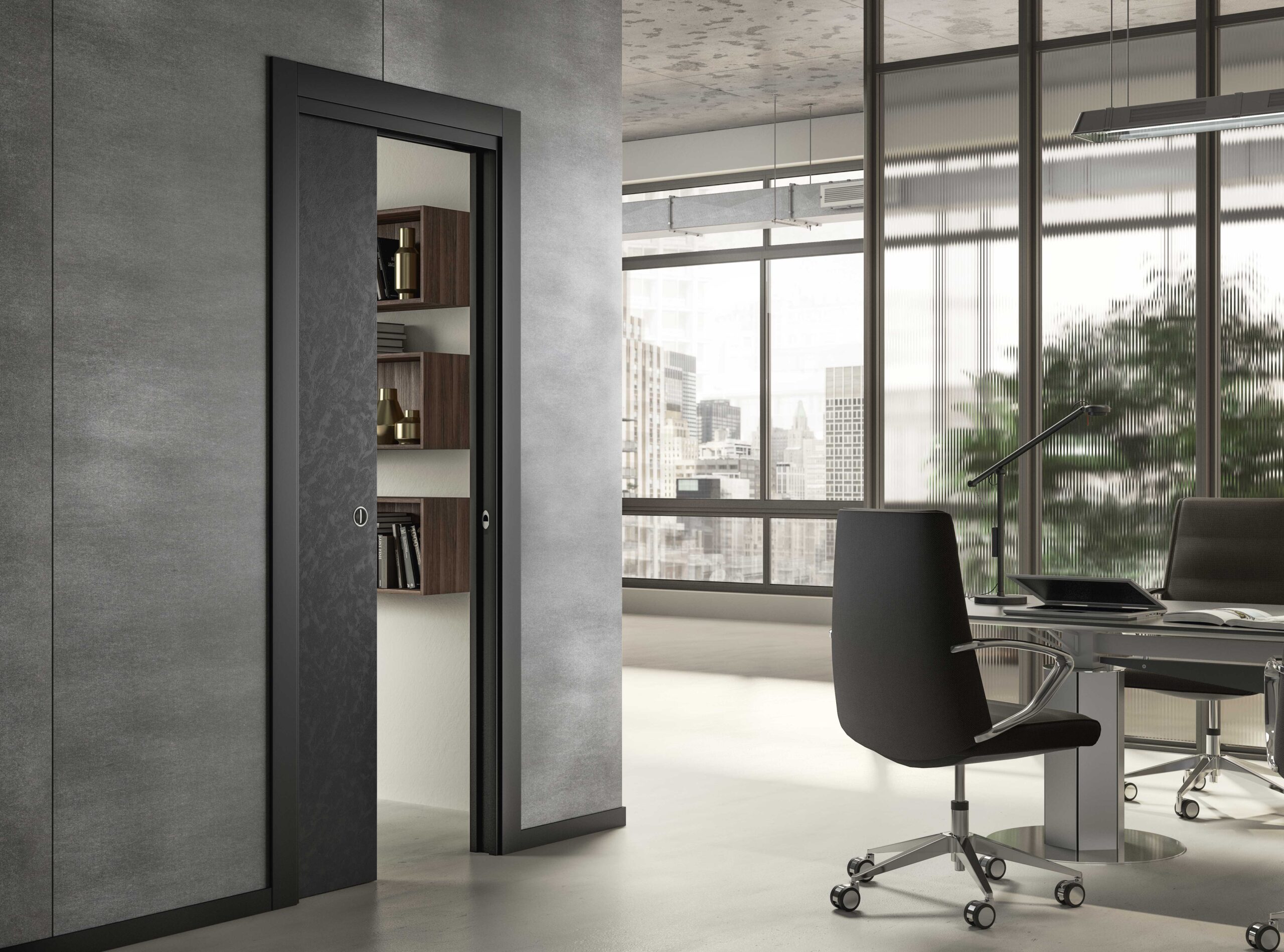 Ufficio moderno con scrivania, sedia ergonomica e vista panoramica su grattacieli, arredamento elegante e persiane sofisticate