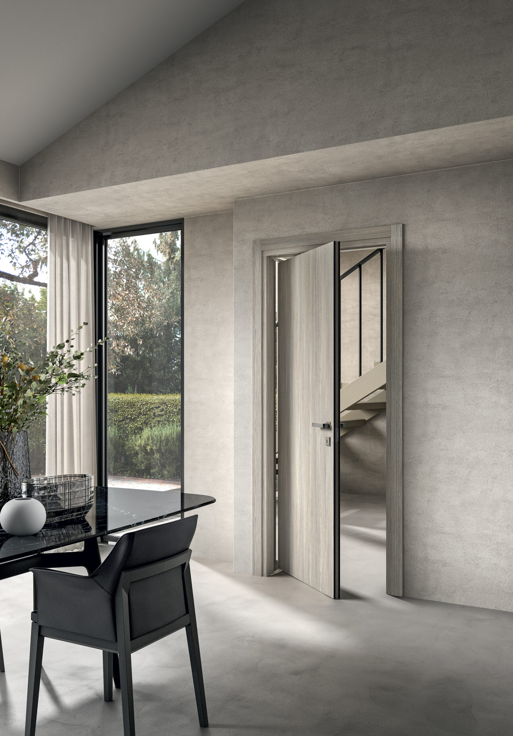 Sala moderna con porte interne in legno chiaro e vista su giardino, arredata con tavolo nero e sedie eleganti, pareti in intonaco grezzo e zanzariere a Firenze