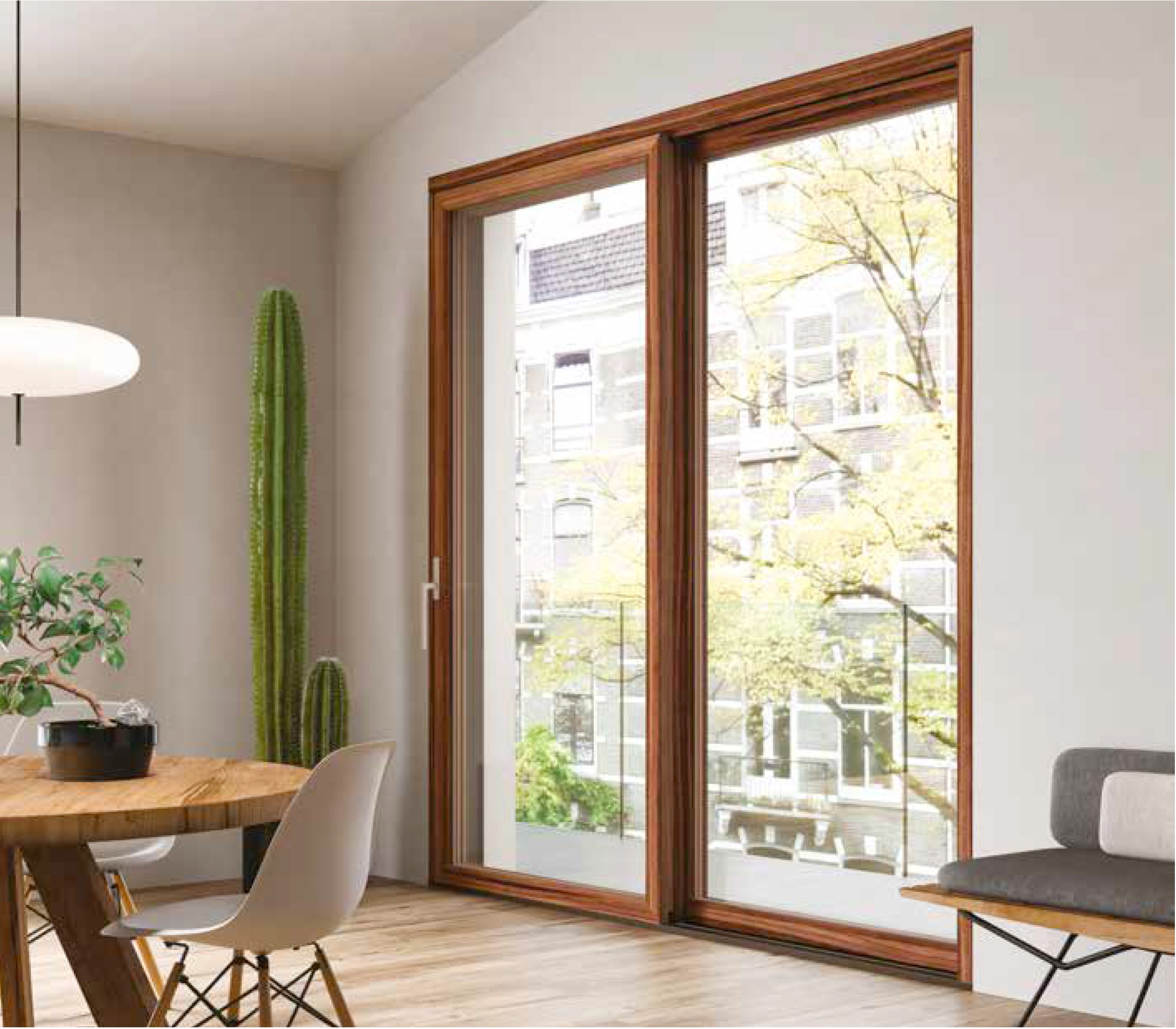 Sala moderna con ampie finestre e vista su giardino urbano, arredata con tavoli in legno e piante decorative