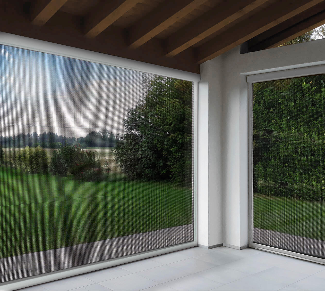 Serra chiusa con vista su giardino verde e tetto in legno, ideale per verande moderne a Firenze